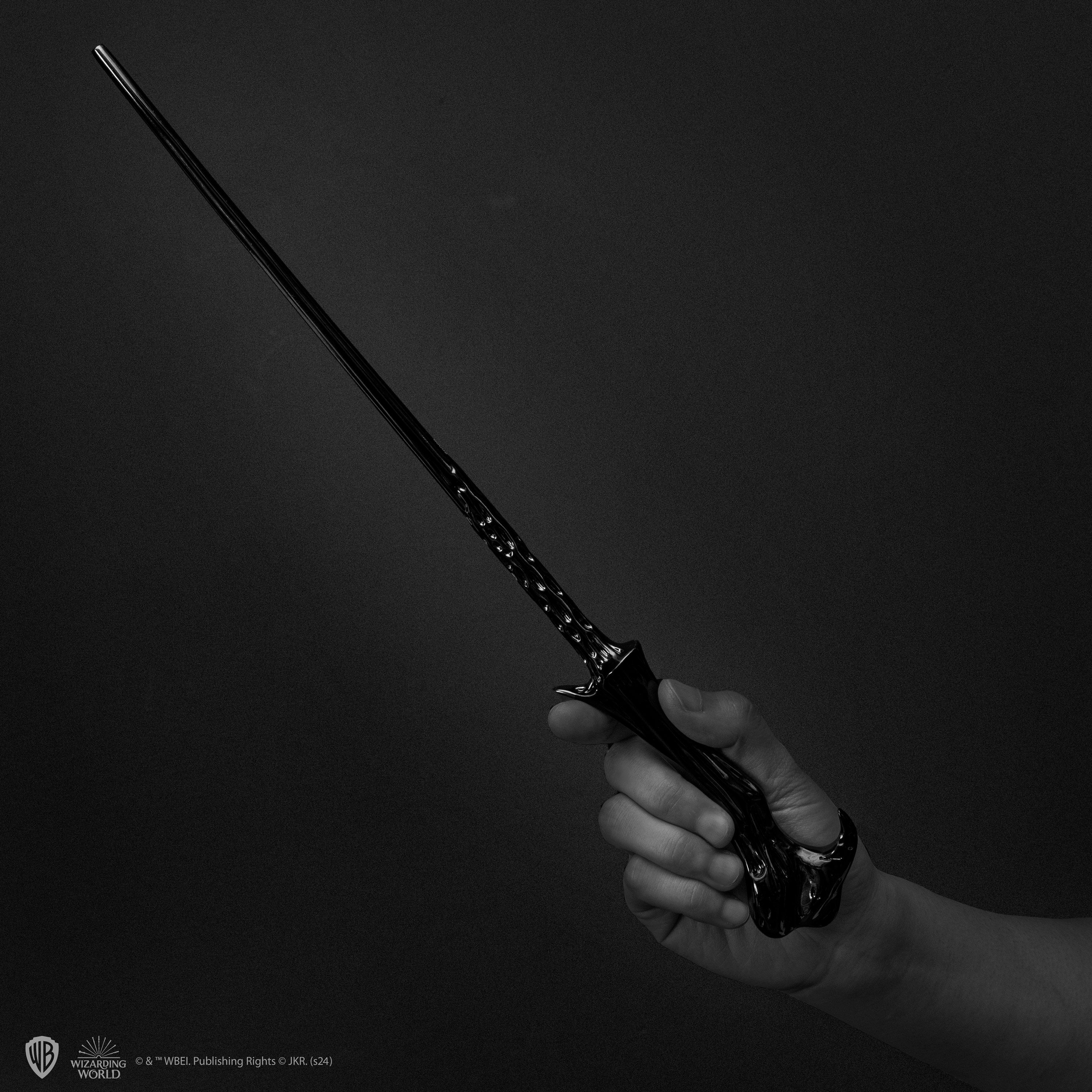 Wand-PrestigeCollection-DarkLordVoldemort-Lifestyle_1-4895205616745-CR6404