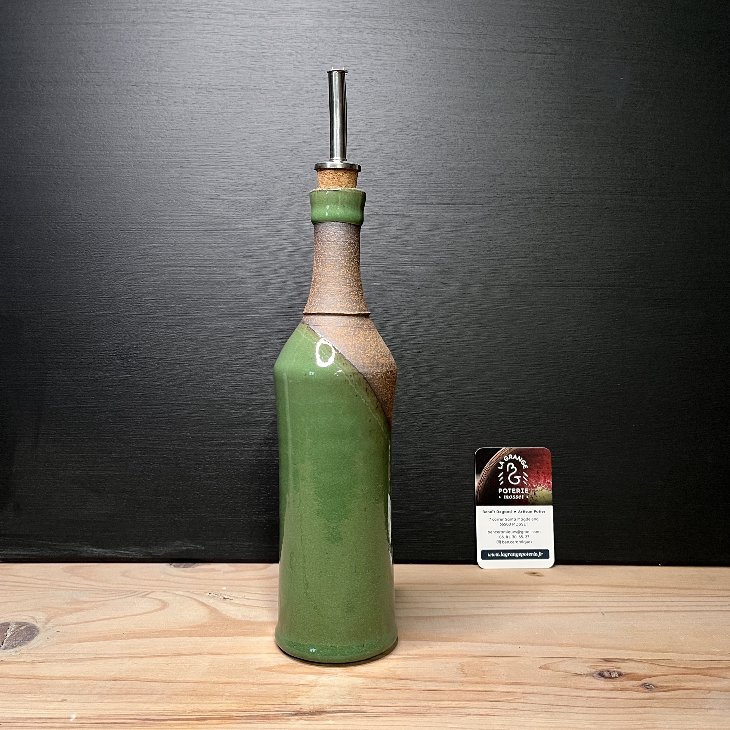 Huilier artisanal en grès vert
