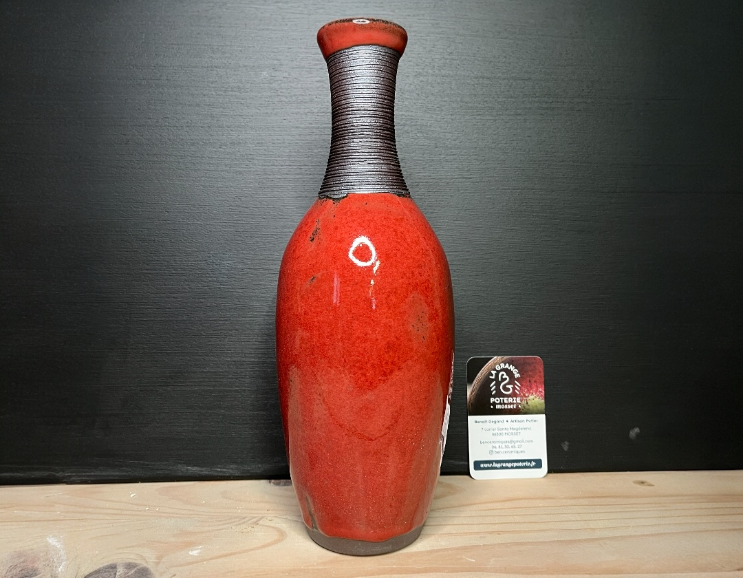 Vase artisanale en grès noir émaillé rouge de cuivre 