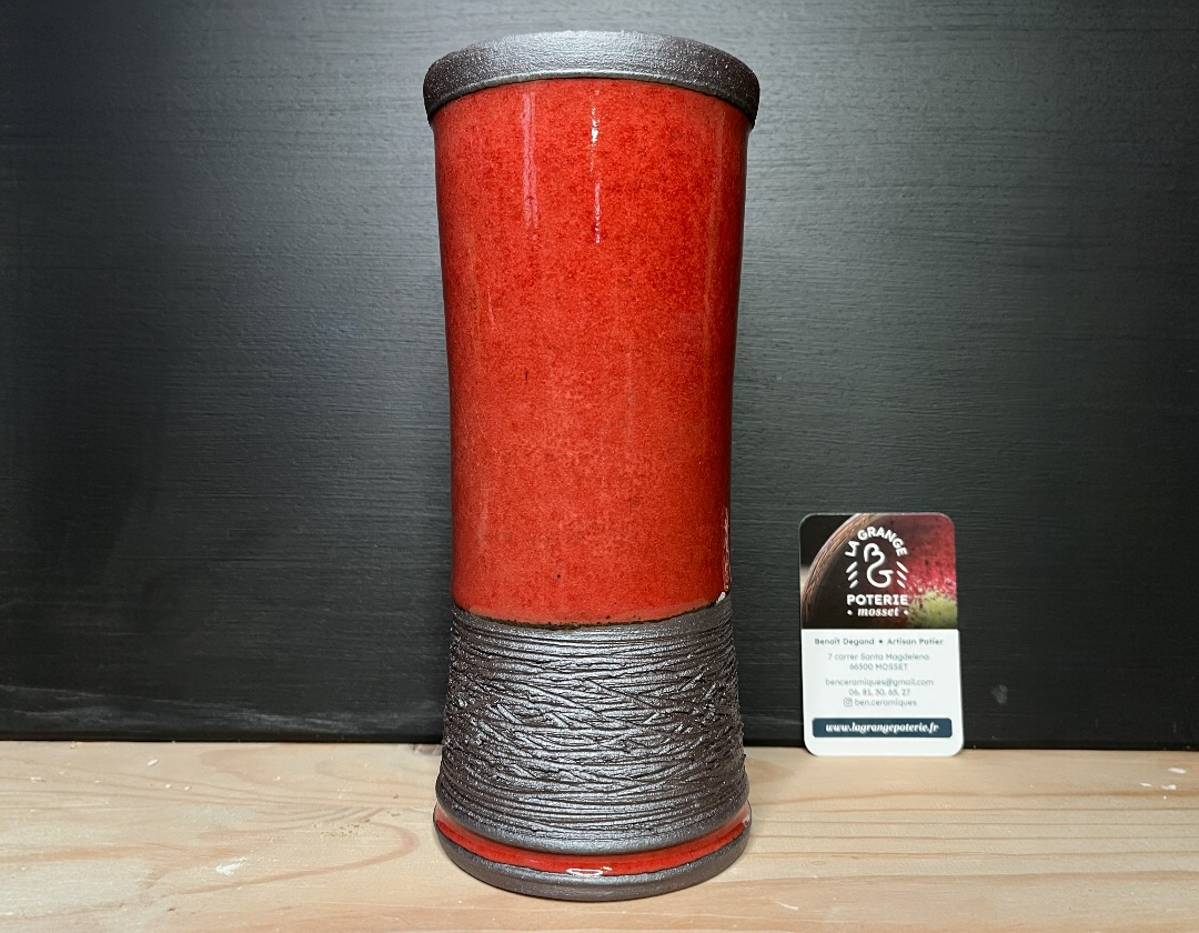 Vase artisanale en grès noir émaillé rouge de cuivre 