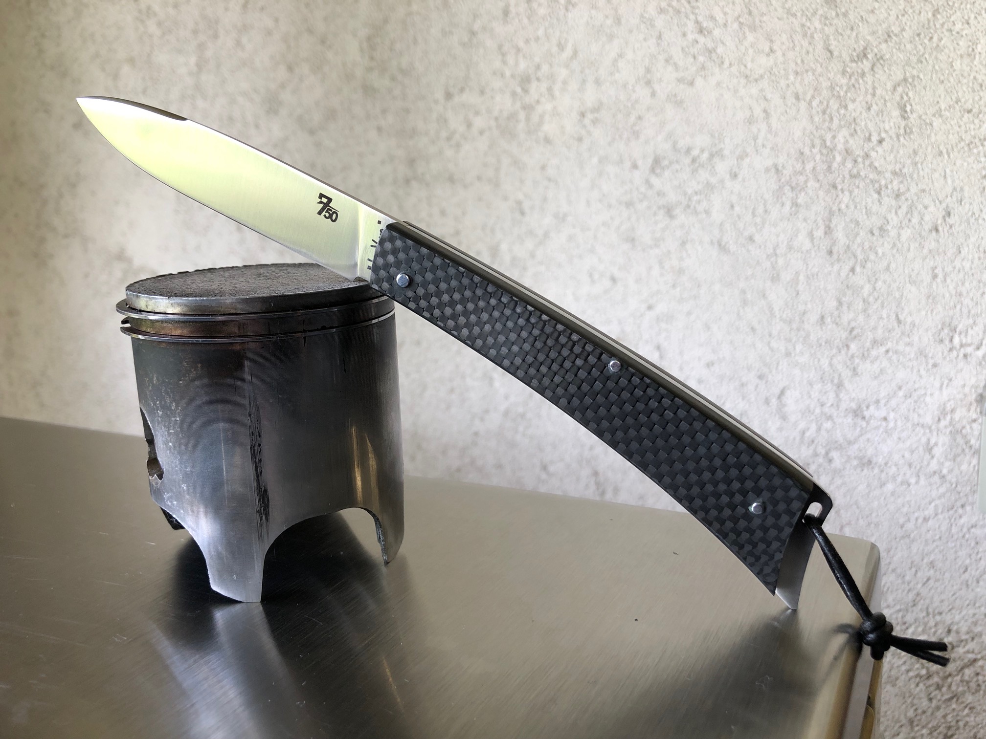 750-fibre-carbone-noir-damier2
