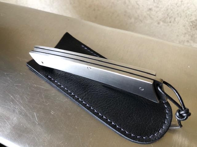 750-inox-brossé-fermé-tranche-étui