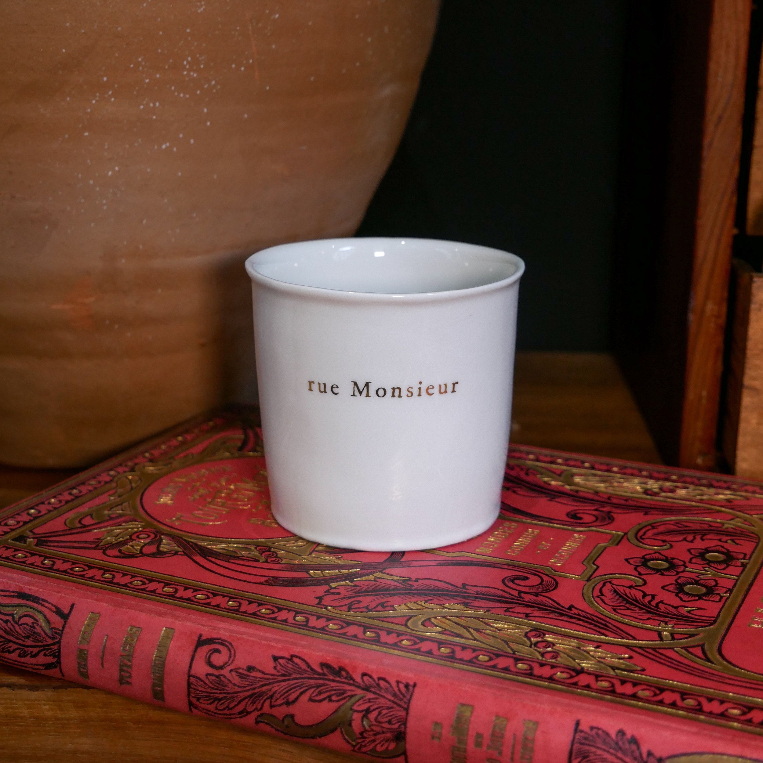 Timbale à thé Rue Monsieur en porcelaine blanche de Limoge dAlix D. Reynis 1