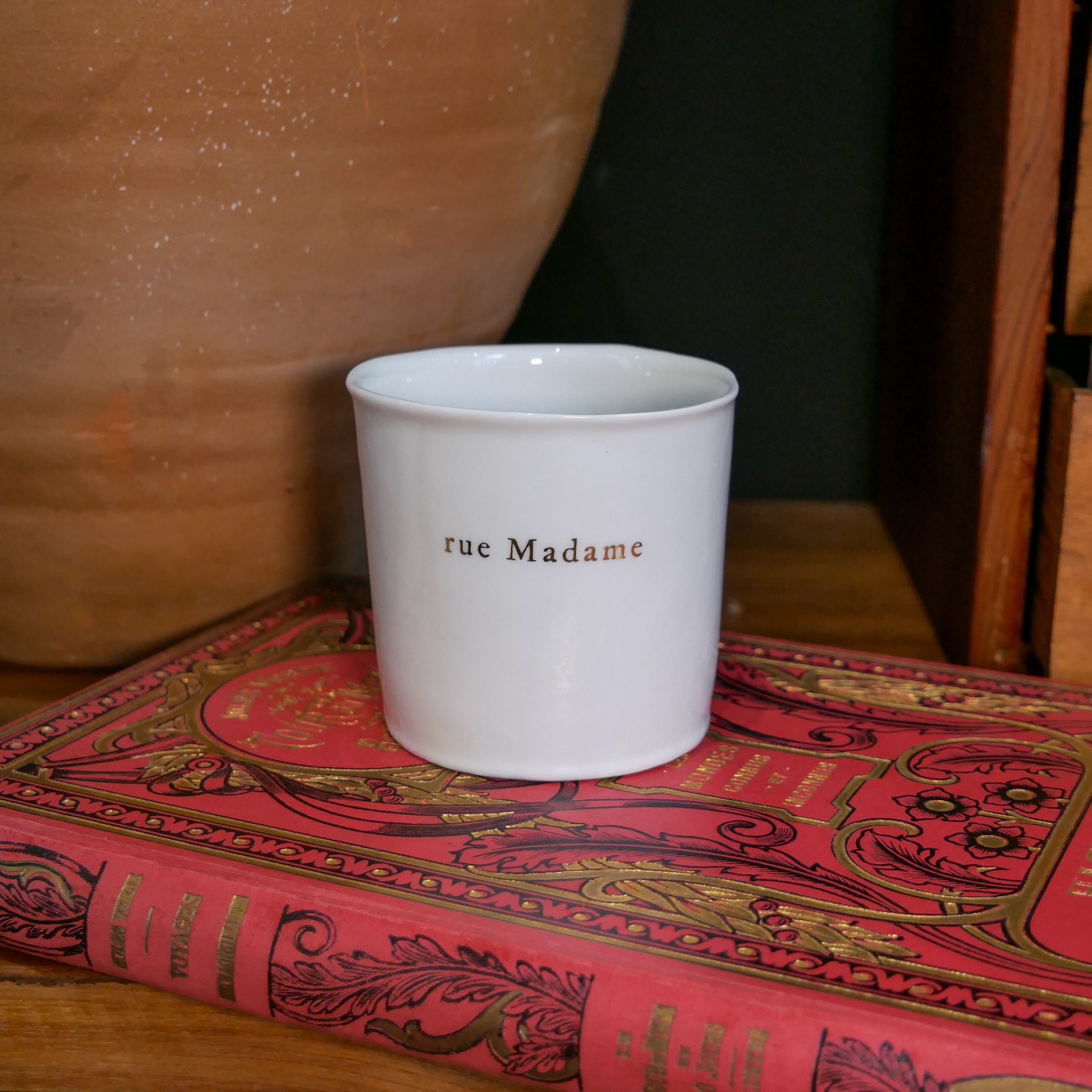 Timbale à thé Rue Madame en porcelaine blanche de Limoge dAlix D. Reynis 1