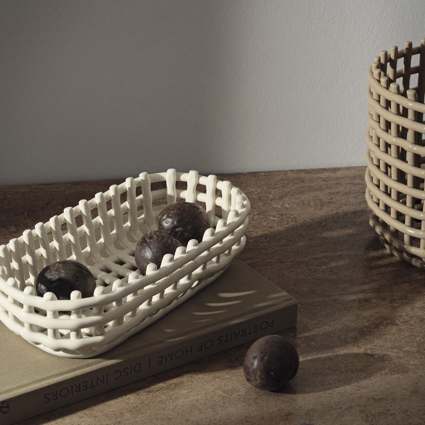 panier-ceramique-oval-blanc-ferm-living1