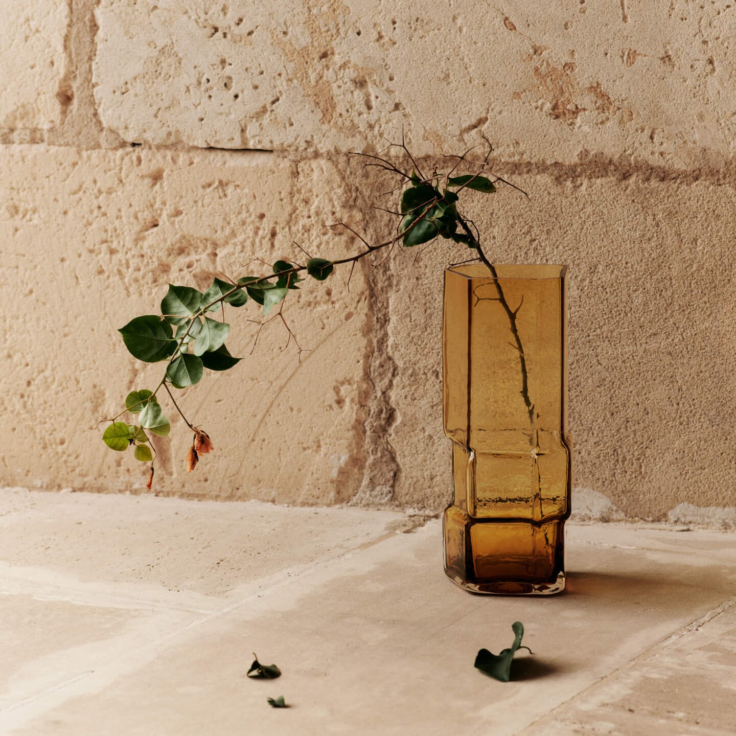 vase-muro-ambre-verre-recycle-h30-ferm-living1
