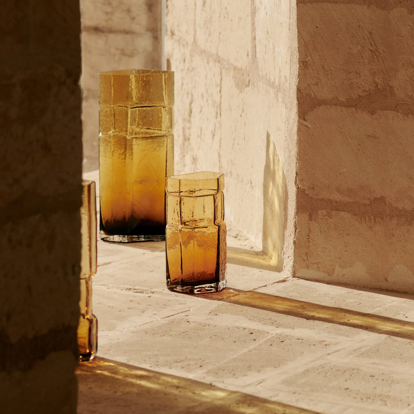 vase-muro-ambre-verre-recycle-h38-ferm-living3