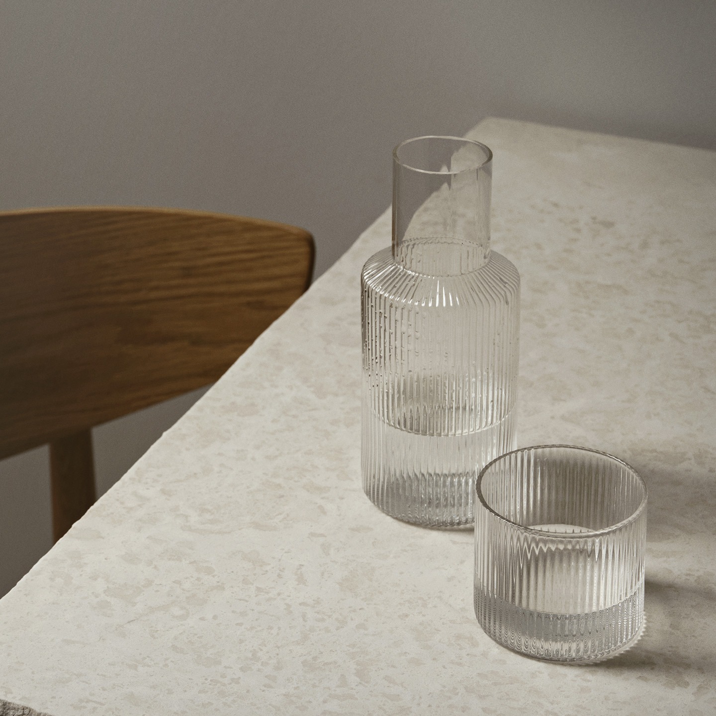 ensemble-carafe-verre-transparent-ripple-ferm-living1