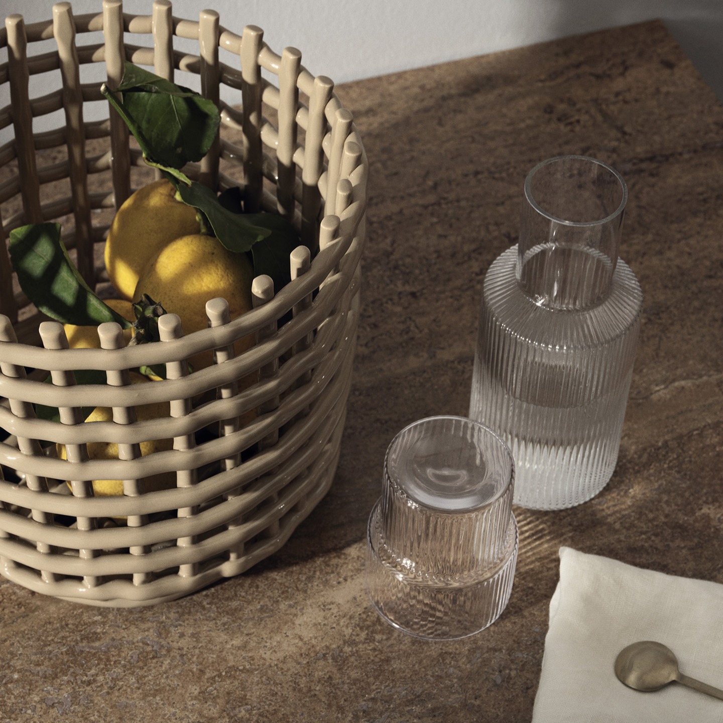 ensemble-carafe-verre-transparent-ripple-ferm-living3