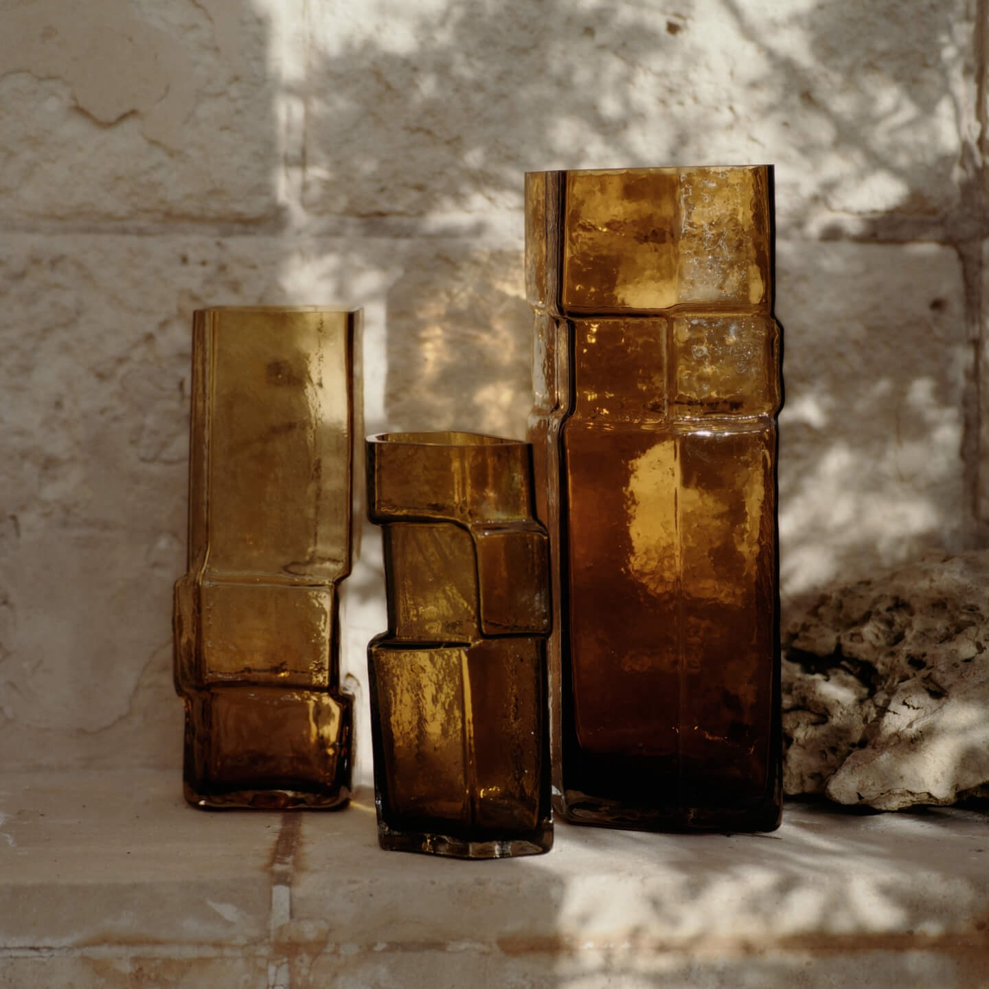 vase-muro-ambre-verre-recycle-h23-ferm-living3