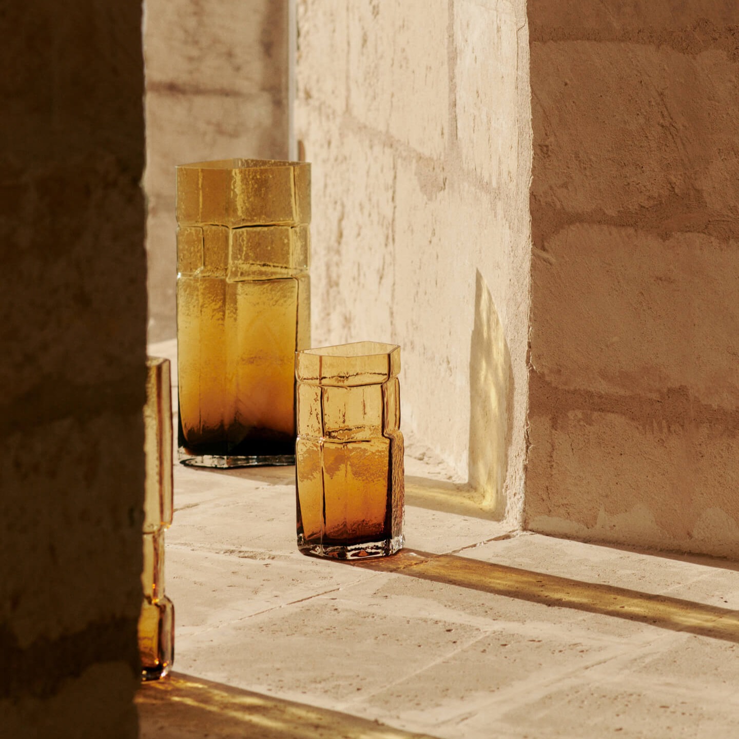 vase-muro-ambre-verre-recycle-h23-ferm-living1