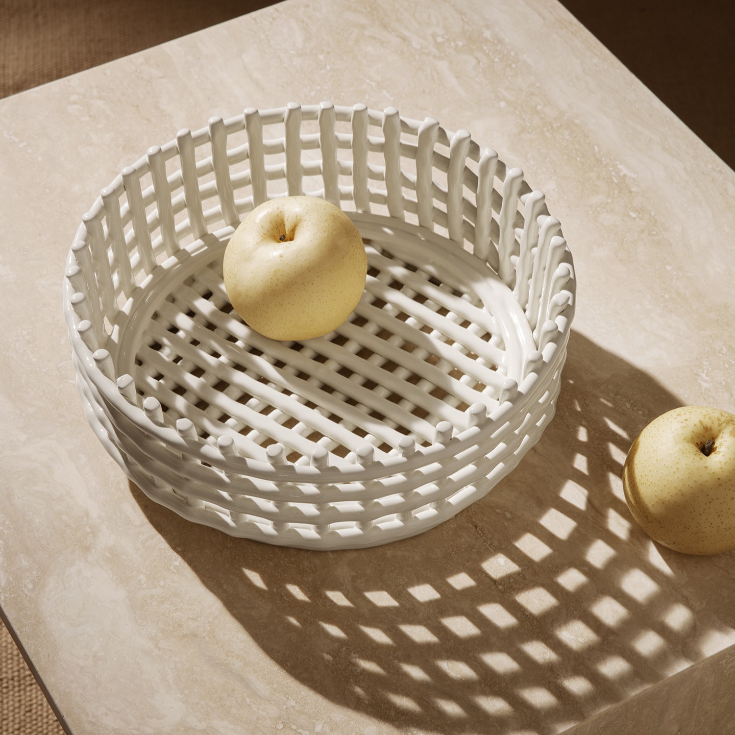 panier-ceramique-rond-centre-de-table-blanc-casse-ferm-living1