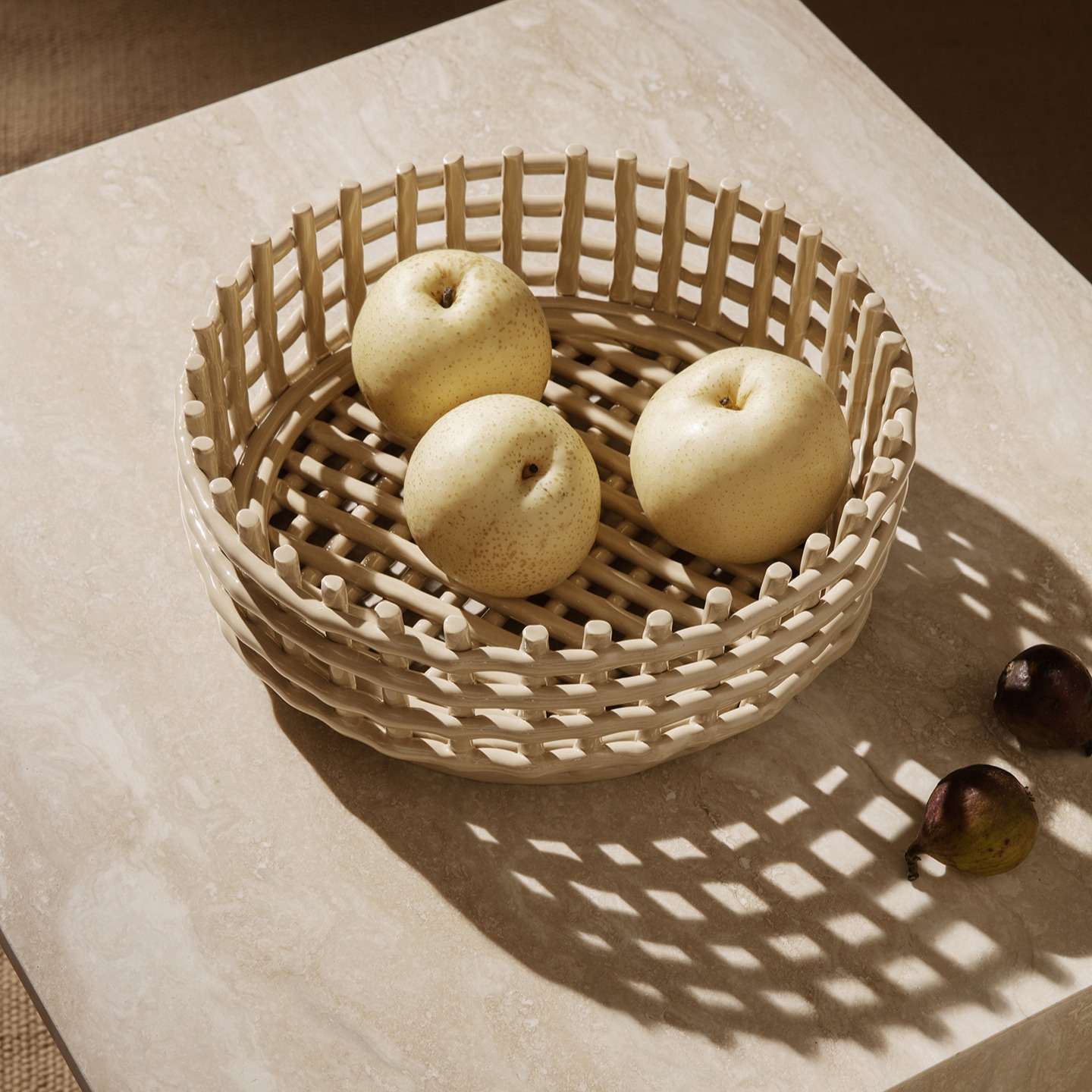 panier-ceramique-rond-centre-de-table-cashmere-ferm-living1