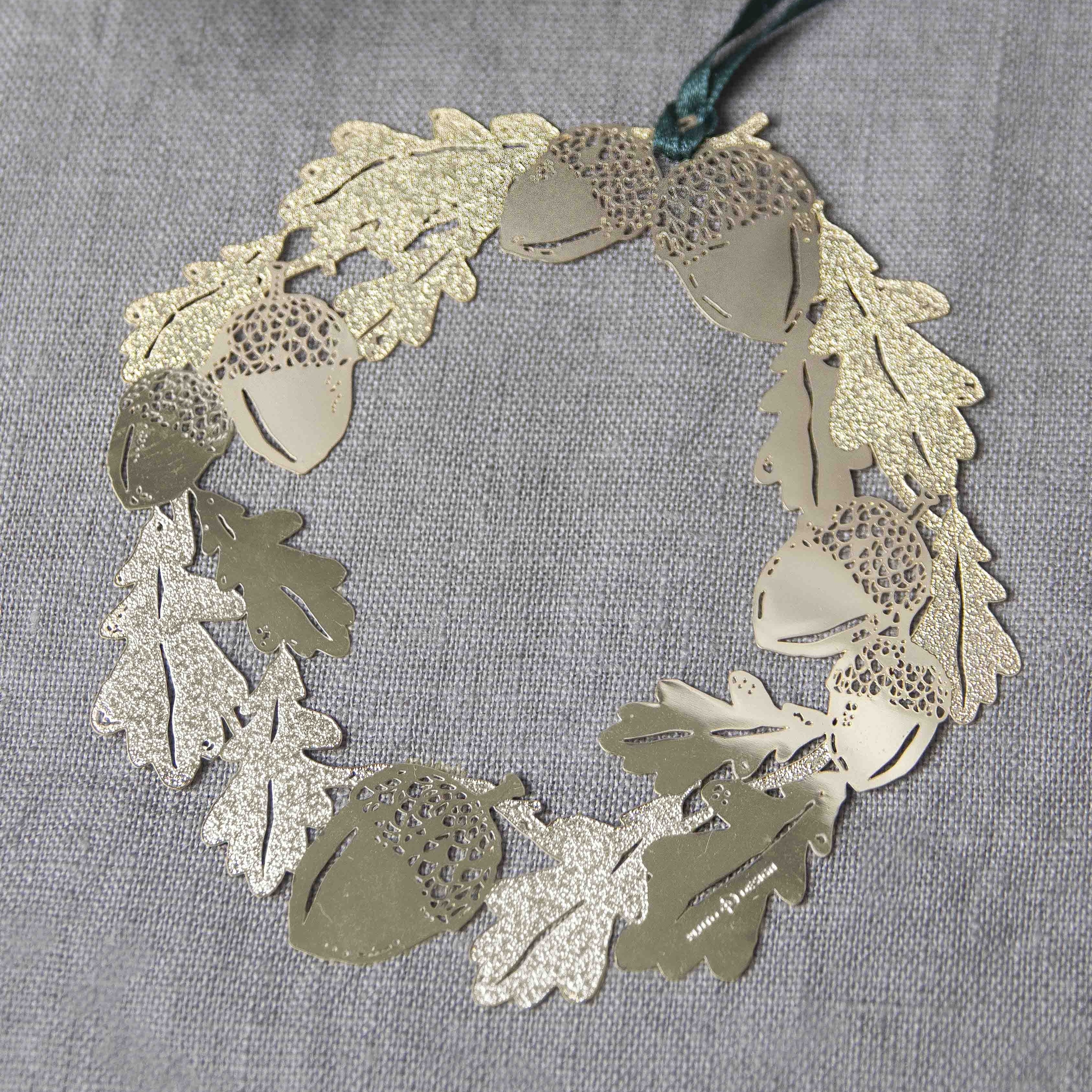 MHS520G-decoration-noel-a-suspendre-couronne-de-chene-metal-dore1
