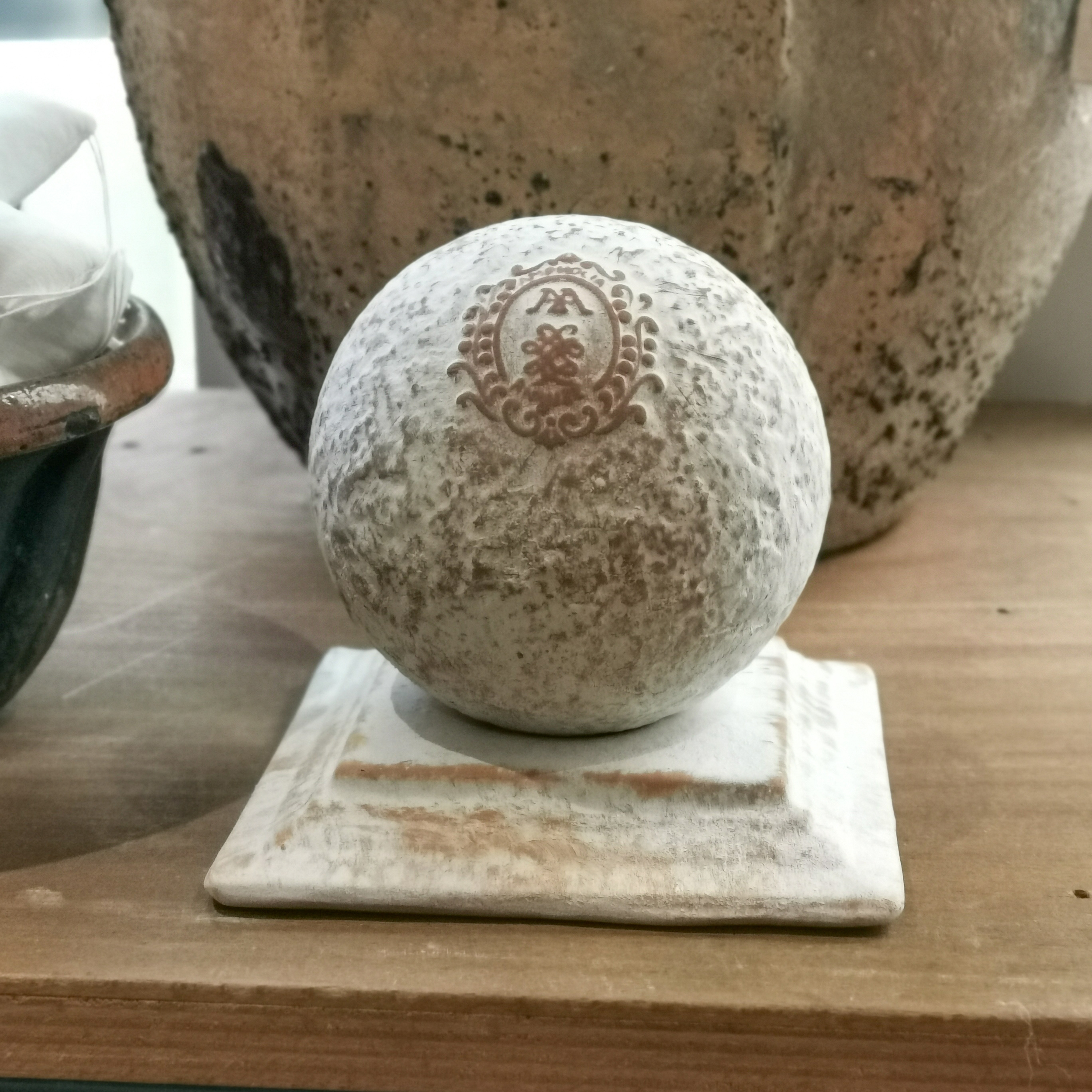 boule-terre-cuite-parfumee-socle-anduze-ampholia-fragance-miel-fleur-d-oranger