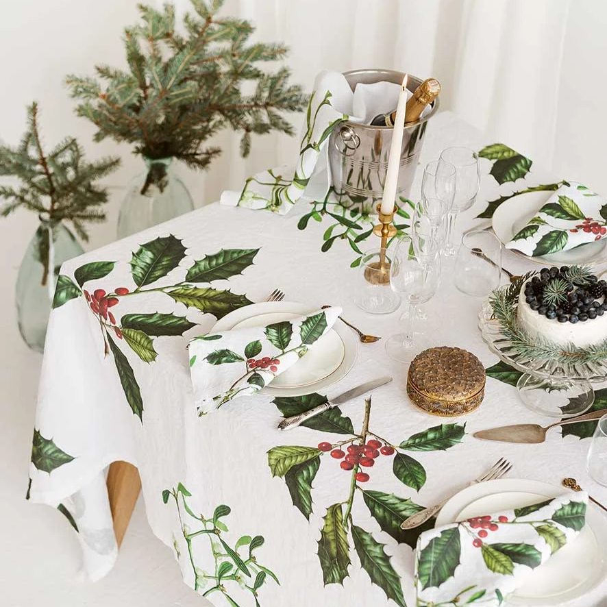 4006S-HMW-Linoroom-Tablecloth-Holly-and-Misletoe-Vertical-LR11