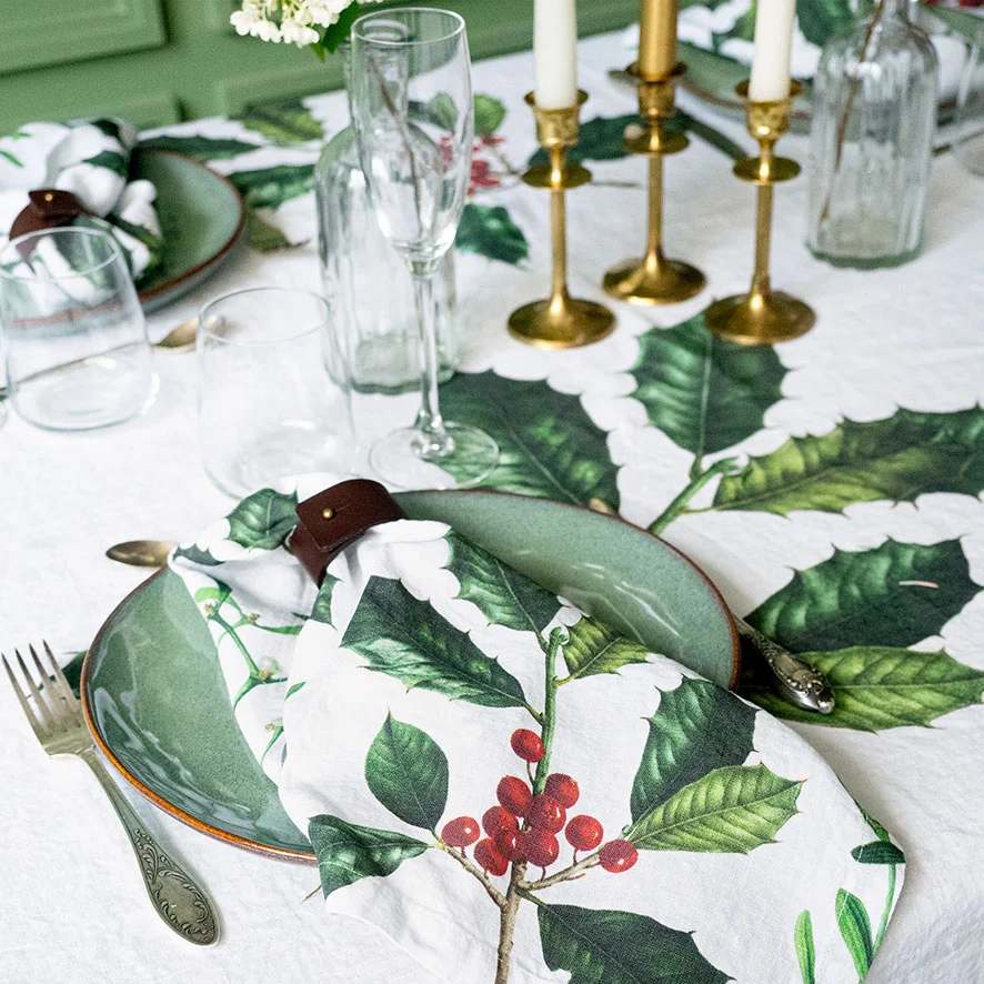 3002SU-HMW-Linoroom-Napkins-Holly-and-Misletoe-Vertical-LR2