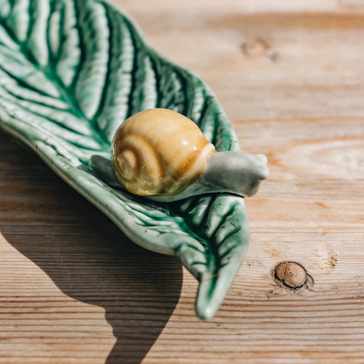 65024082-plat-feuille-neflier-escargot-bordallo-pinheiro-2