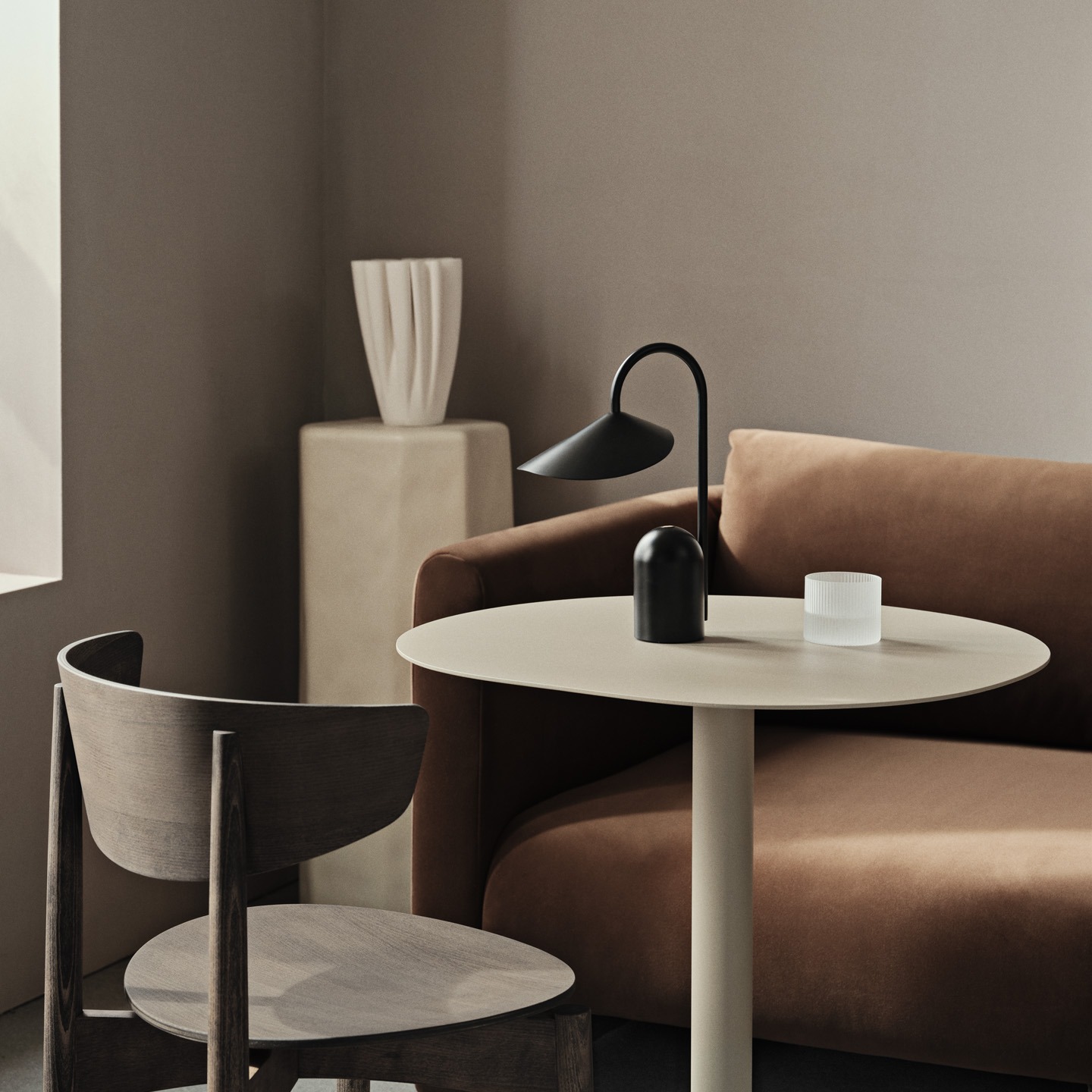 1104269284-arum-portable-lamp-noir-ferm-living-2