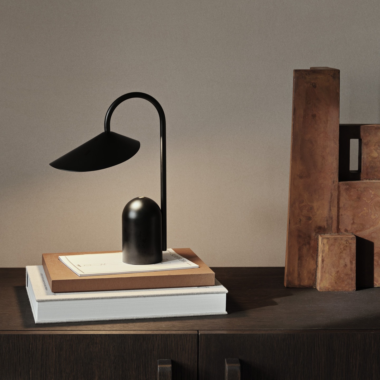 1104269284-arum-portable-lamp-noir-ferm-living-1