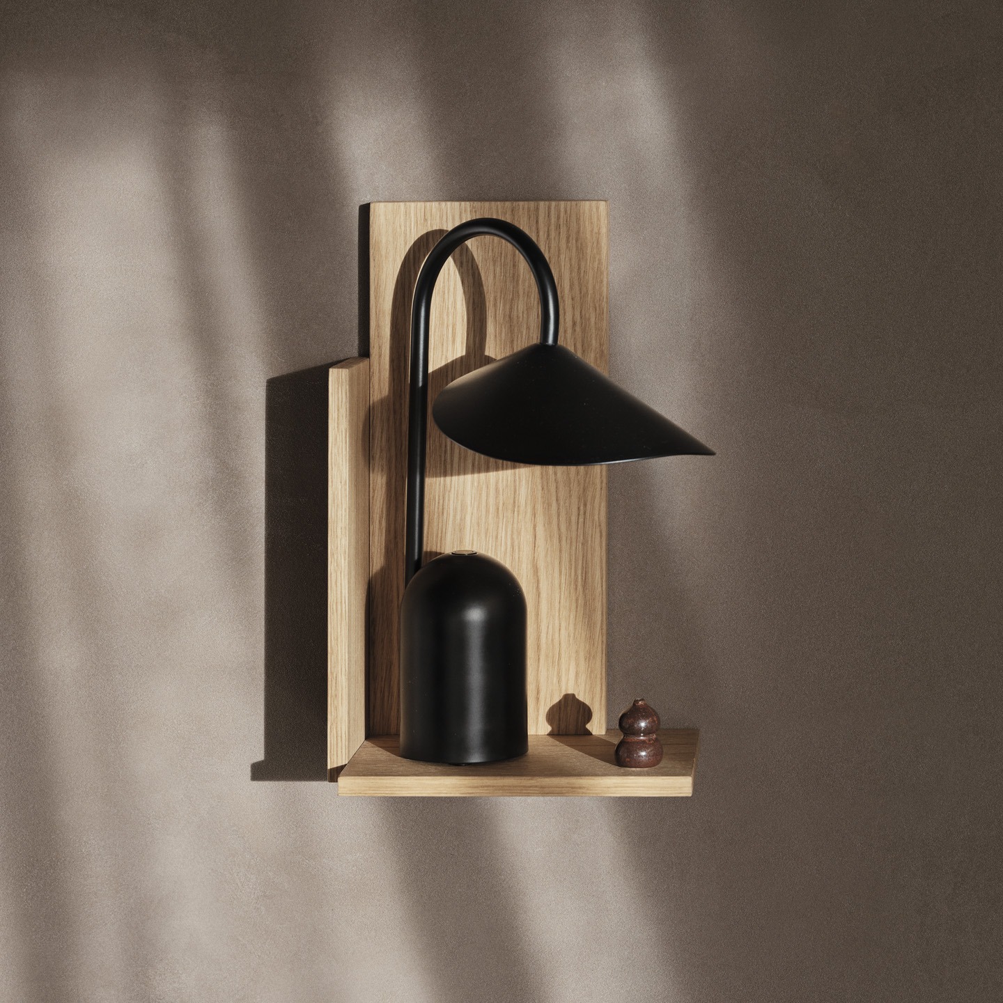 1104269284-arum-portable-lamp-noir-ferm-living-3