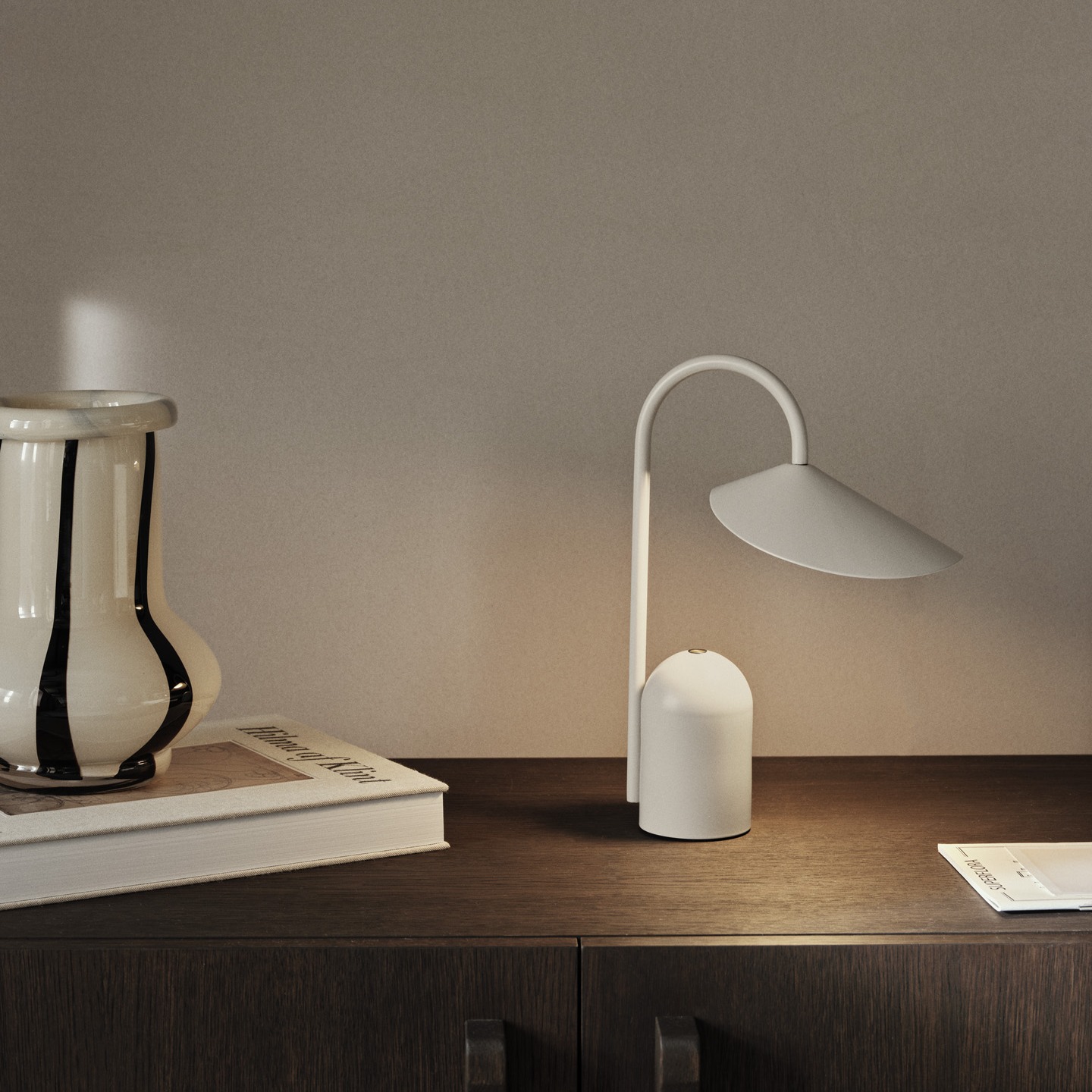 1104269285-arum-lampe-portable-cashmere-ferm-living-1