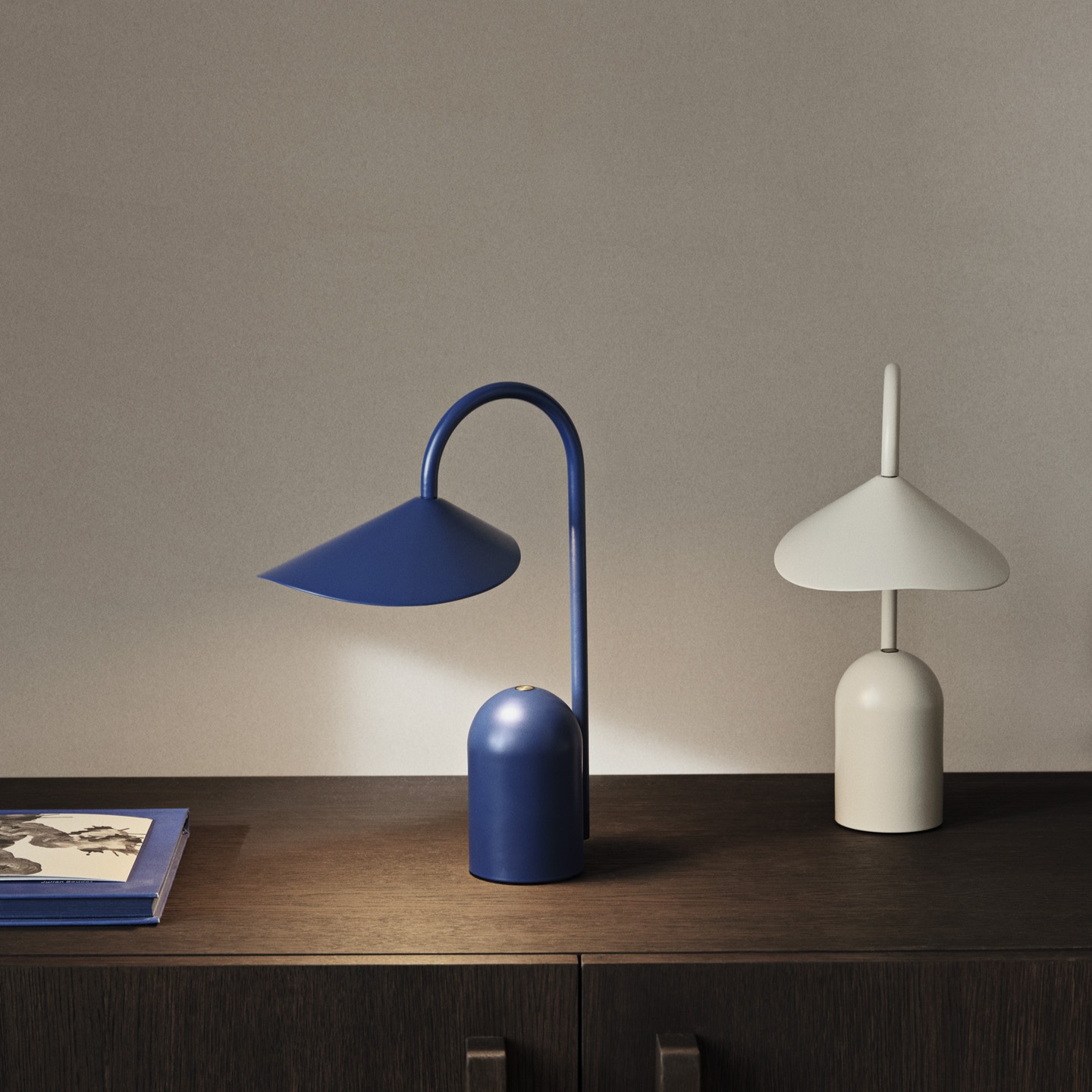 1104269288-arum-portable-lampe-bright-blue-ferm-living-1
