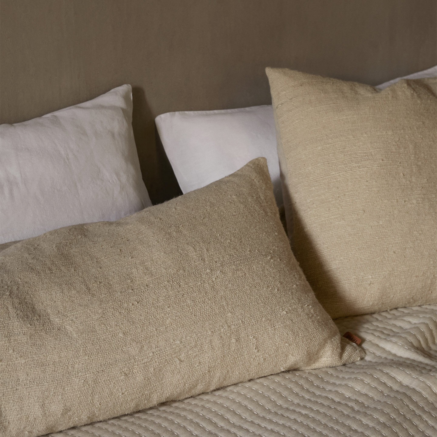 1104267551-coussin-nettle-long-naturel-ferm-living-1