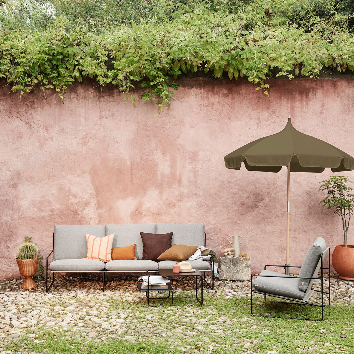 1104265381-parasol-lull-vert-olive-lull-umbrella-military-olive-ferm-living-1