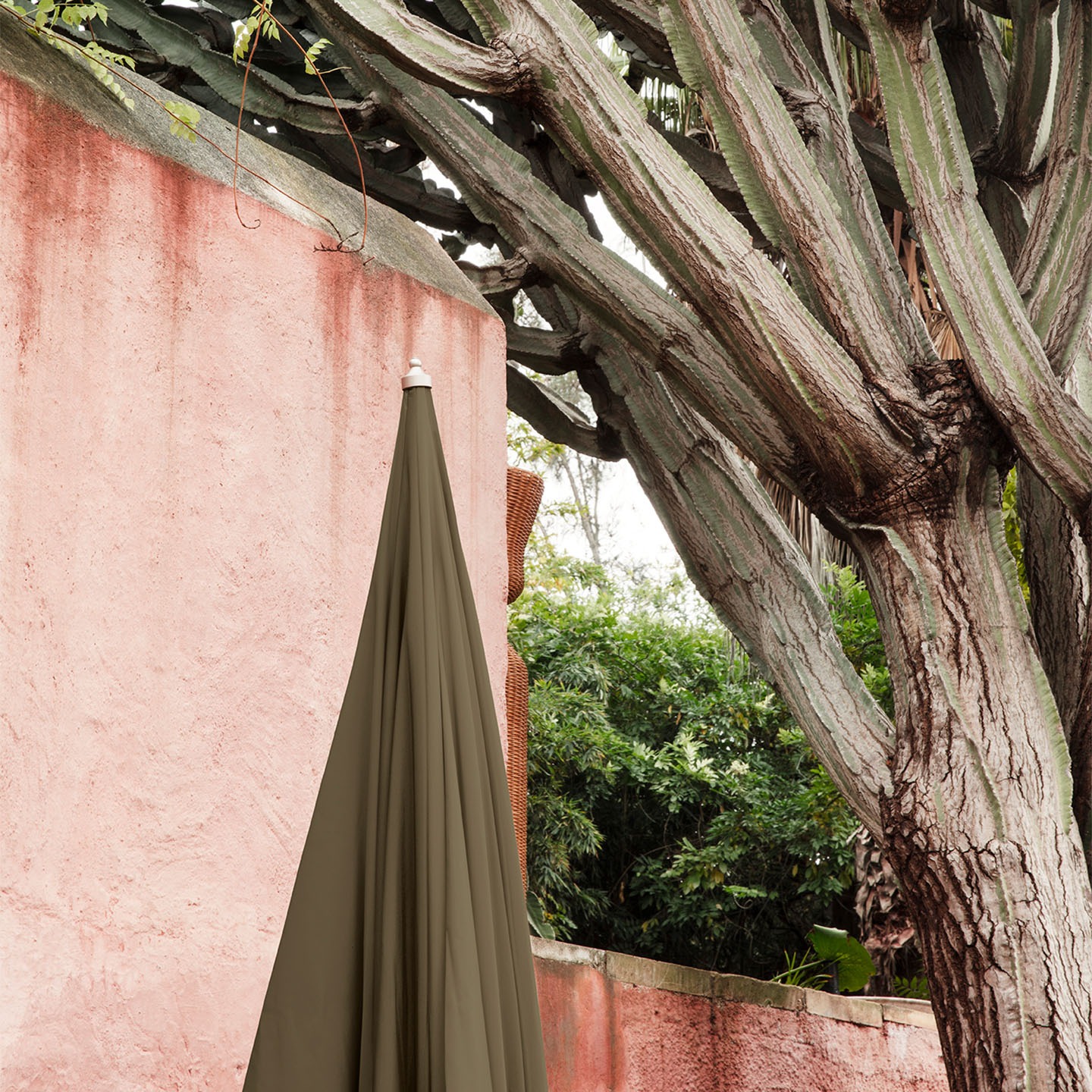 1104265381-parasol-lull-vert-olive-lull-umbrella-military-olive-ferm-living-5