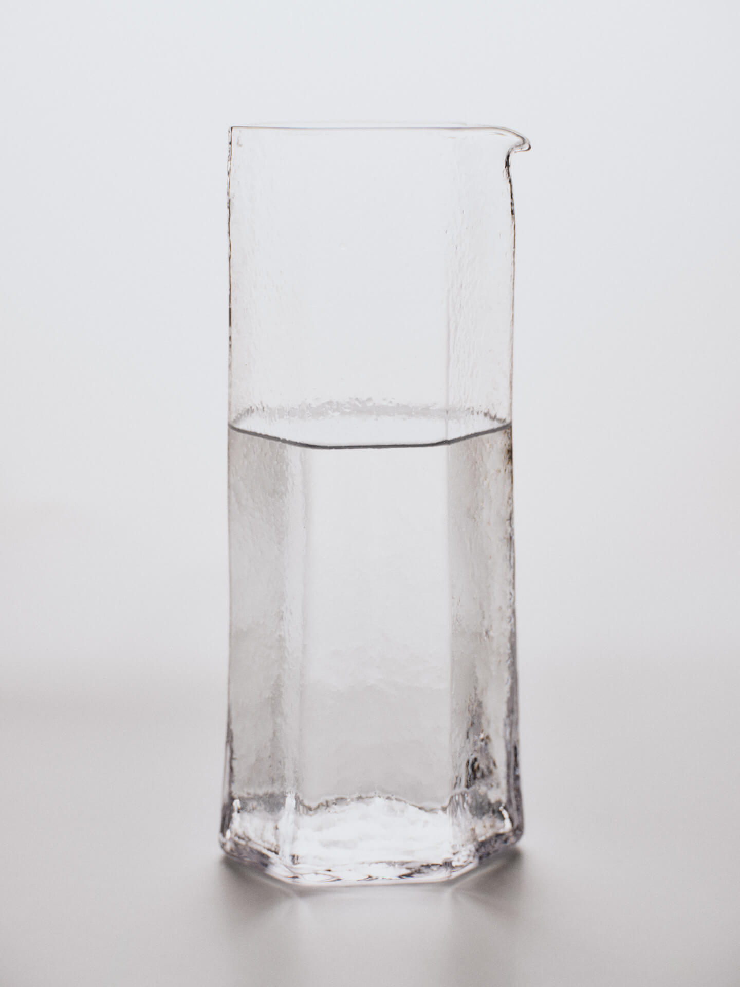 1104272988-carafe-kiru-verre-recyclé-ferm-living-1