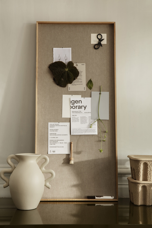 fermLIVING-AW21-SceneryPinBoardNarrowNaturalOak-VersoTableVaseCream-image