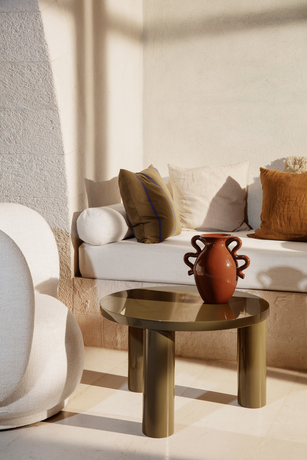 fermLIVING-SS22-PostCoffeeTableSmall-GrandCushion-image-1