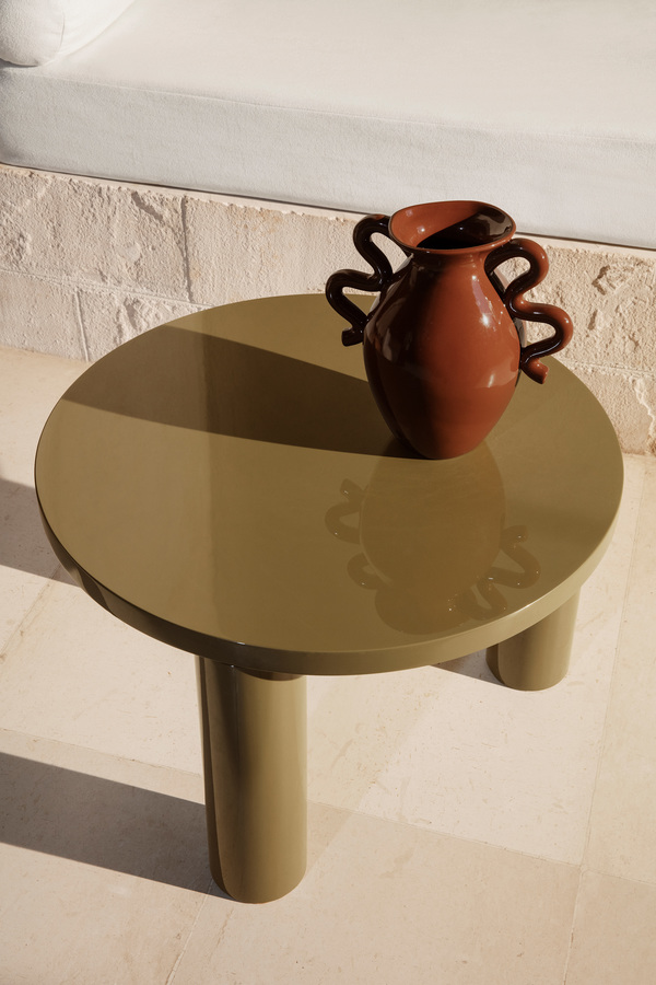 fermLIVING-SS22-PostCoffeeTableSmall-VersoVase-image-1