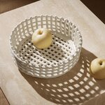 panier-ceramique-rond-centre-de-table-blanc-casse-ferm-living1
