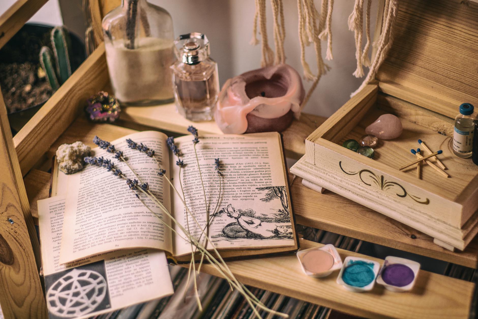 fleurs sur livre ouvert