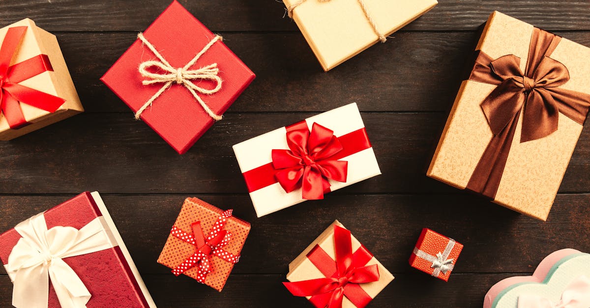 Coffrets Cadeaux Emballés Avec Des Rubans Sur La Table
