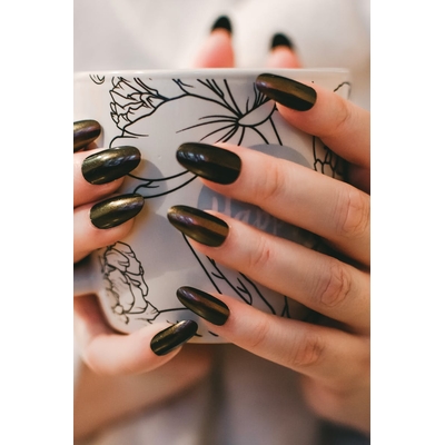 Femme Avec Manucure Noire Tenant Une Tasse En Céramique Florale Blanche Et Grise