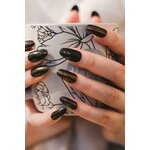 Femme Avec Manucure Noire Tenant Une Tasse En Céramique Florale Blanche Et Grise