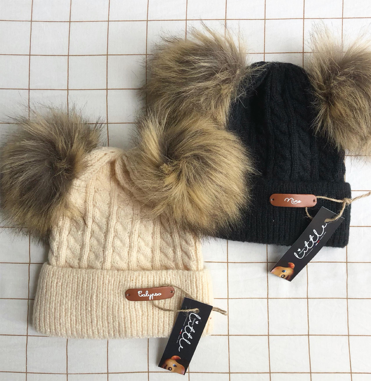 bonnet noir et beige en laine avec 2 pompons