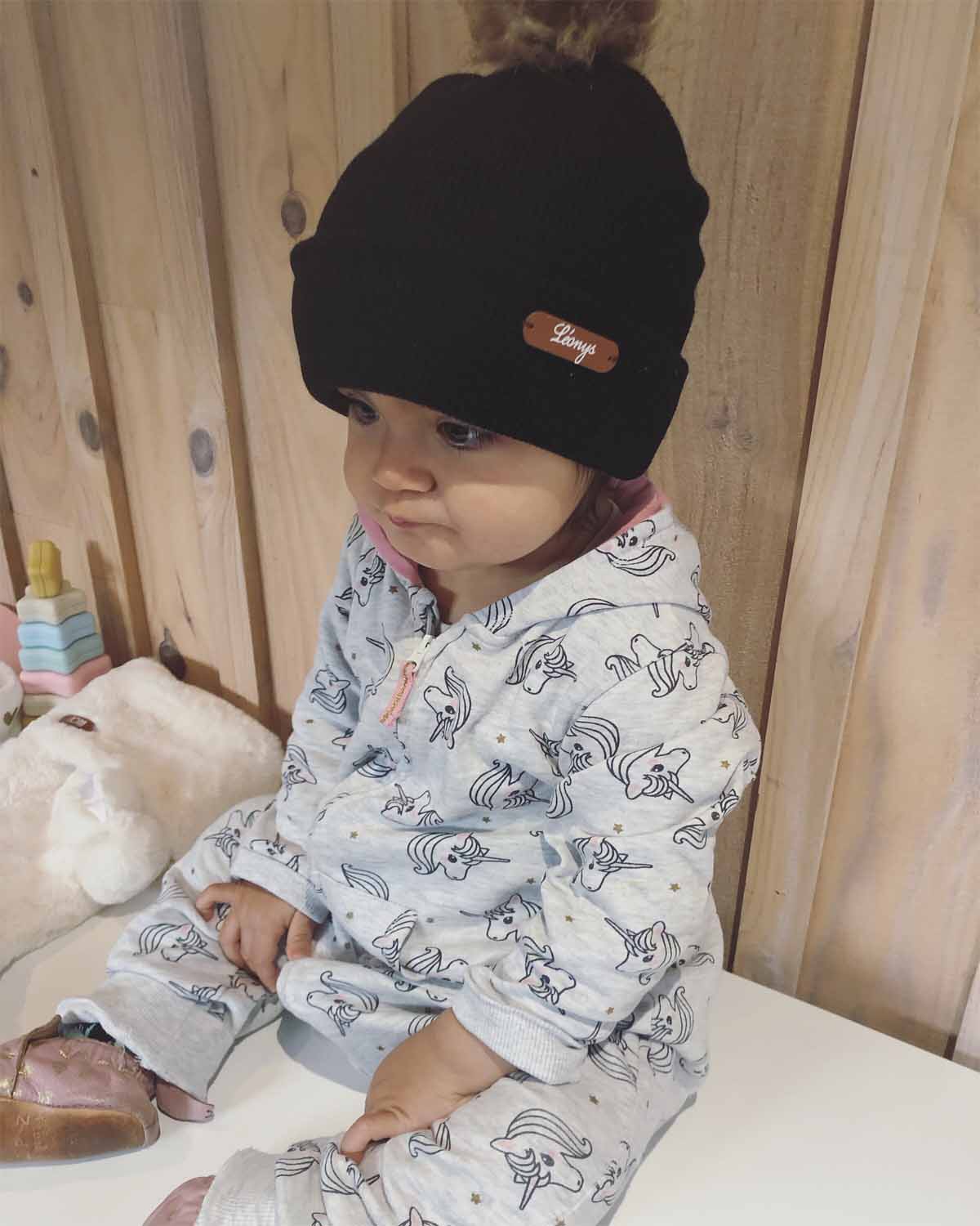 chapeau laine noir bébé avec pompon et prénom