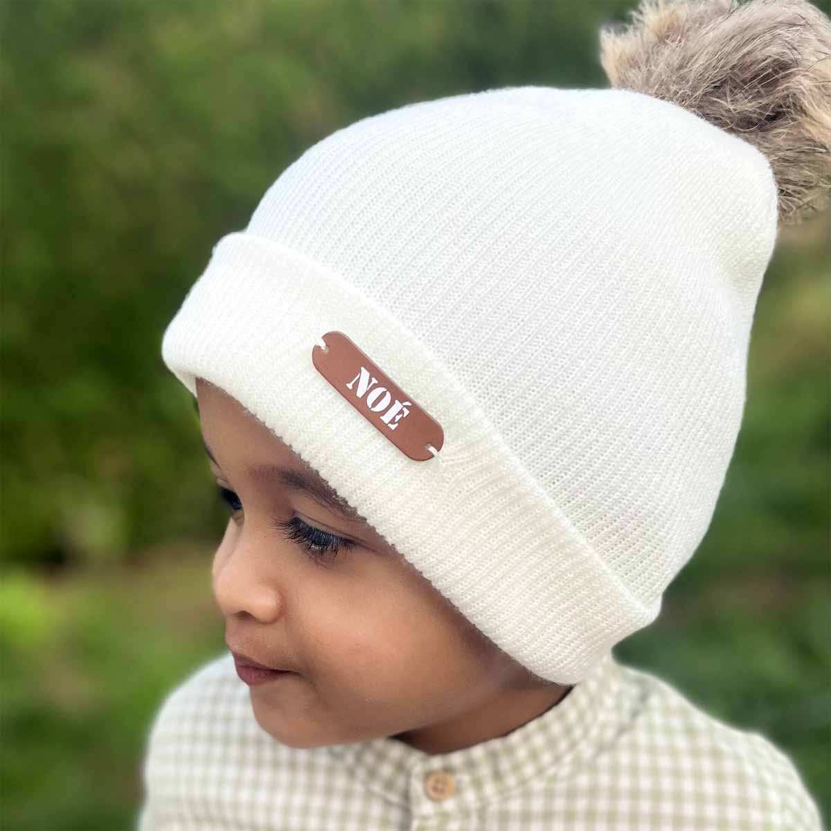 bonnet personnalisé avce gros pompon fausse fourrure
