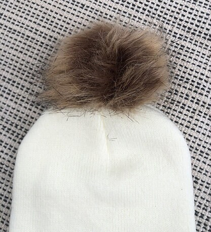 gros pompon fausse fourrure bonnet noir ou blanc