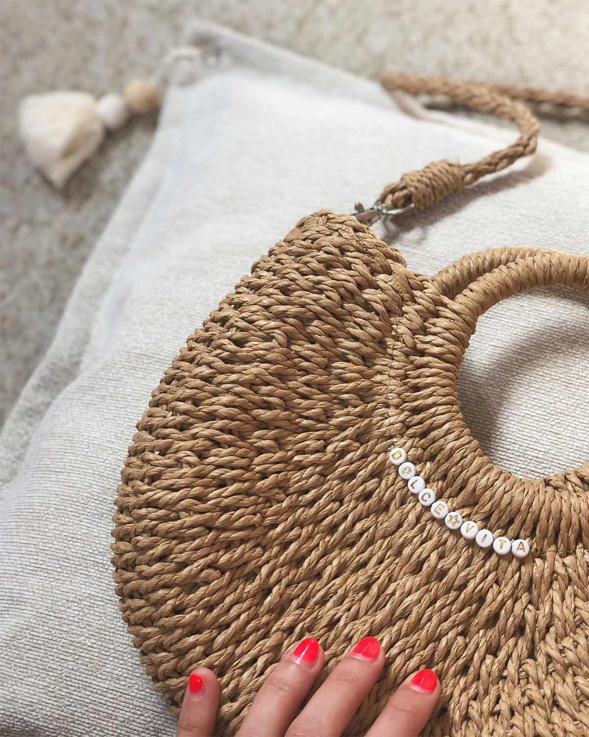 sac panier été rond poignées rigides avec bandoulère osier et prénom en perles lettres