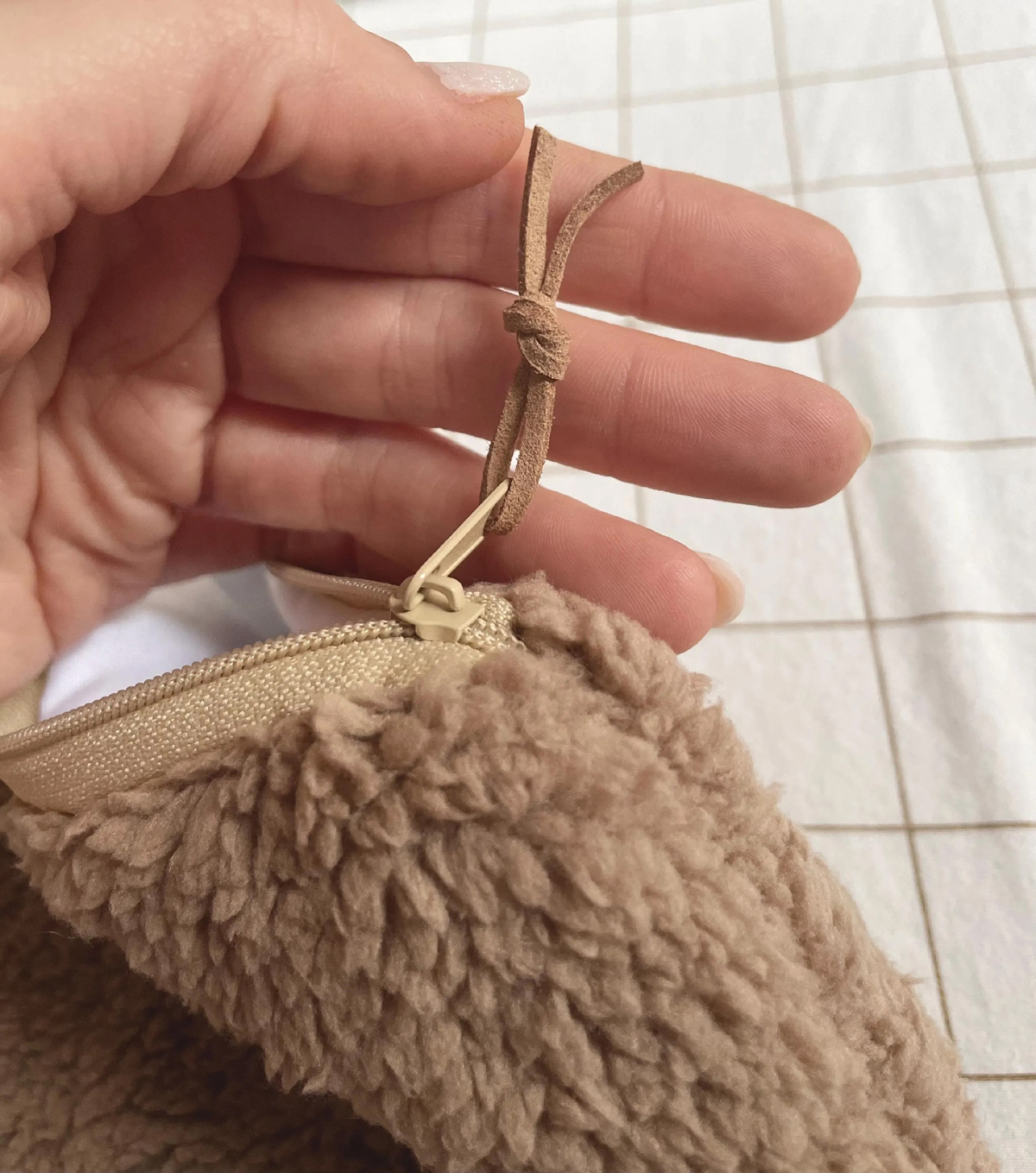 lien à paillettes dorées sur le curseur de zip