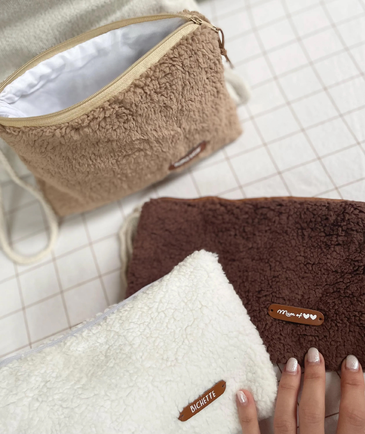 pochette zippée en fausse fourrure douce avec prénom
