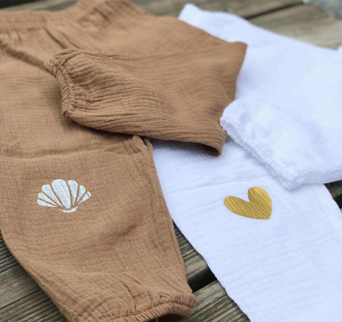 pantalon enfant personnalisé camel banc coquillage coeur