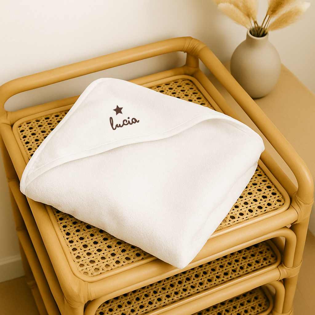 cadeau-naissance-sortie-bain-blanche-pilou-prenom-lucia-etoile