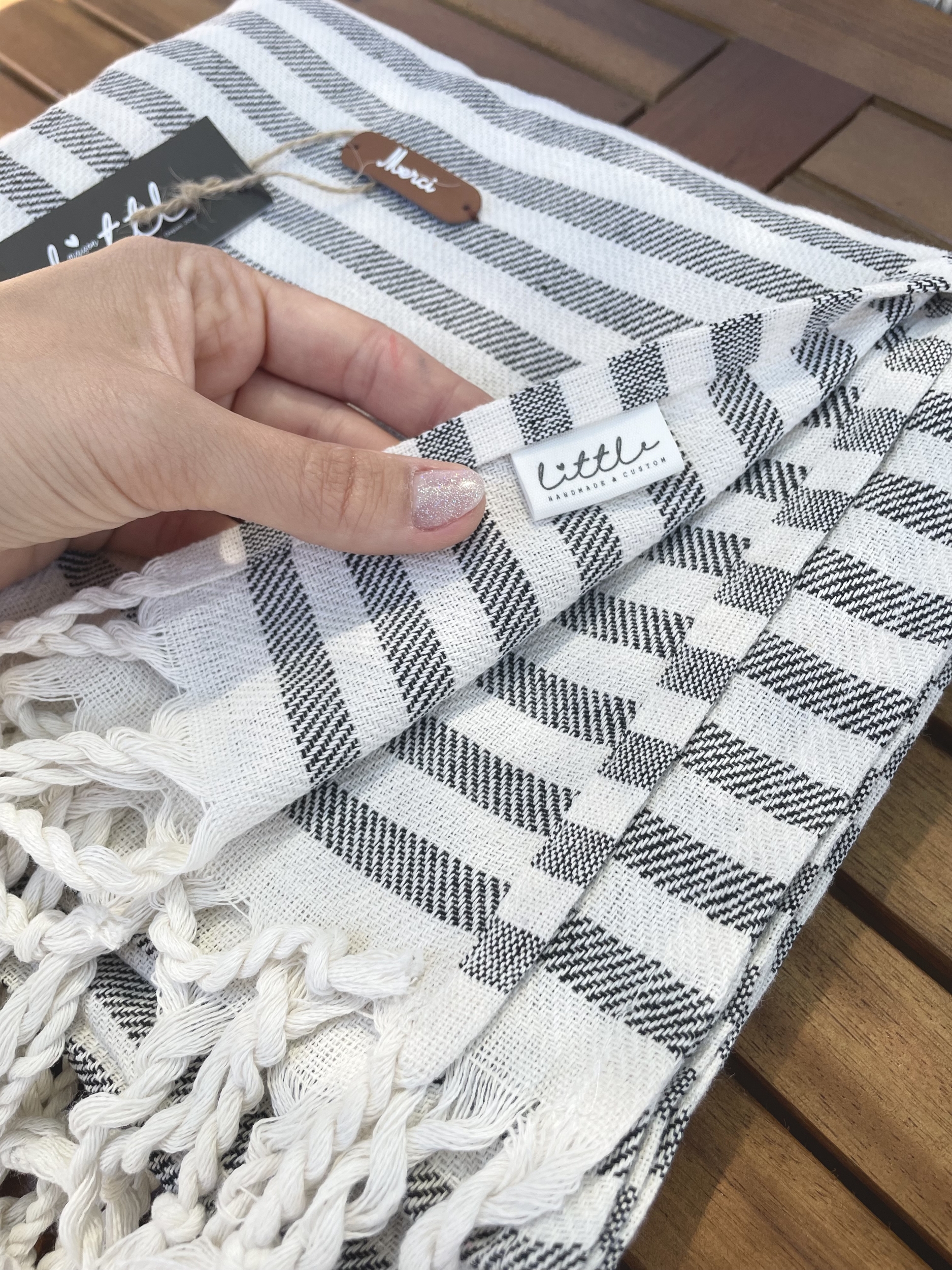 detail-etiquette-marque-fouta-personnalisee-maison-little