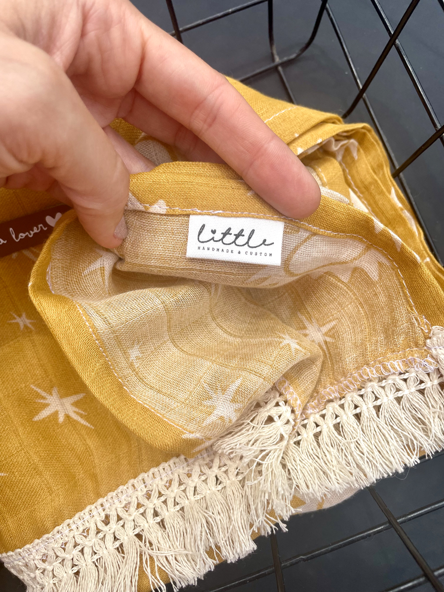 detail-etiquette-maison-little-sunwrap-fouta-personnalisable